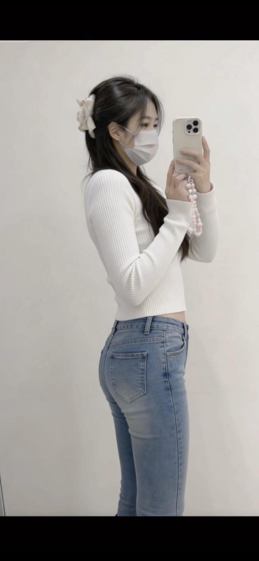 镜中人影，花间心事。