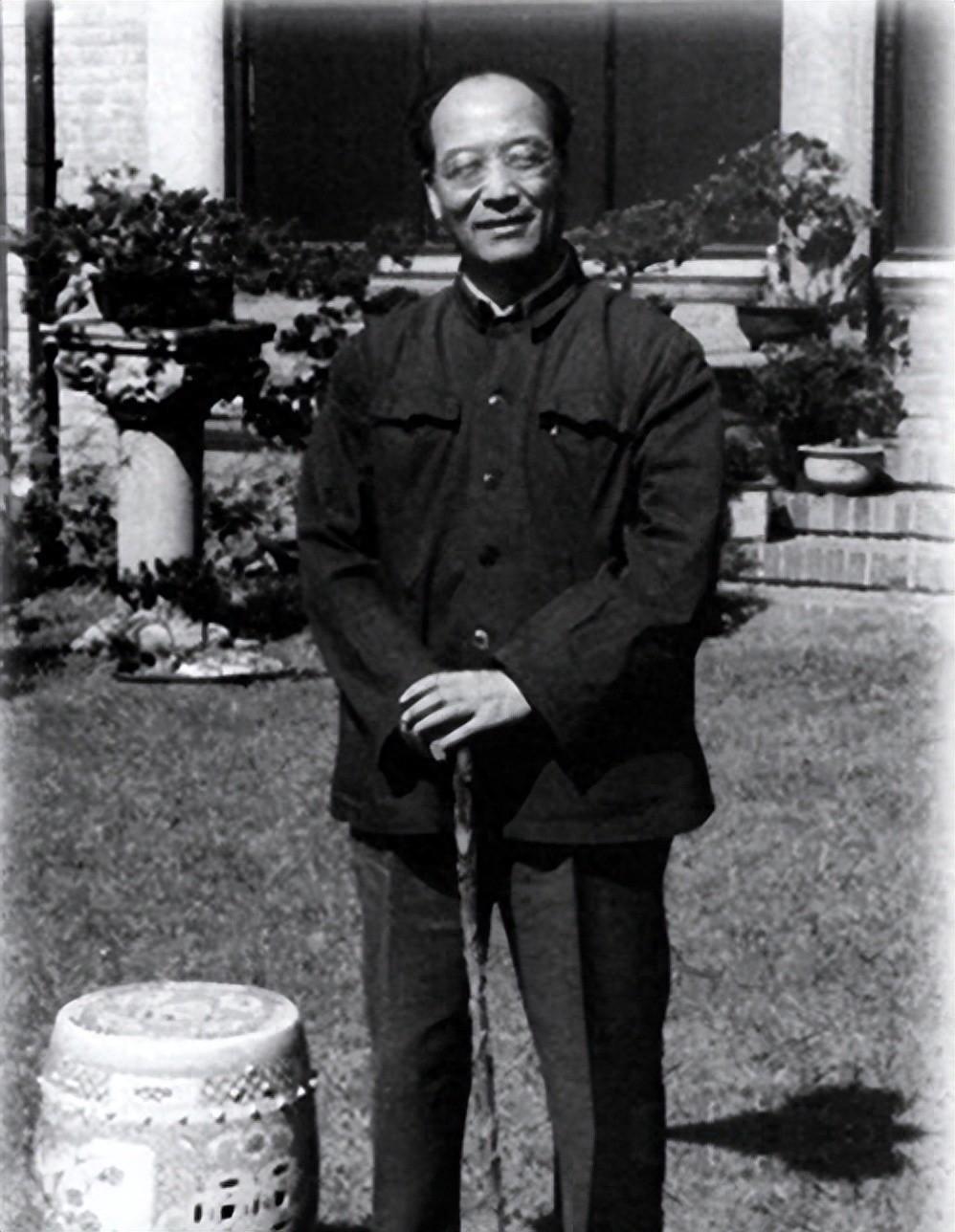 1960年冬，李克农到韩练成家做客，一看到桌子上的红烧狮子头，马上便说：“七