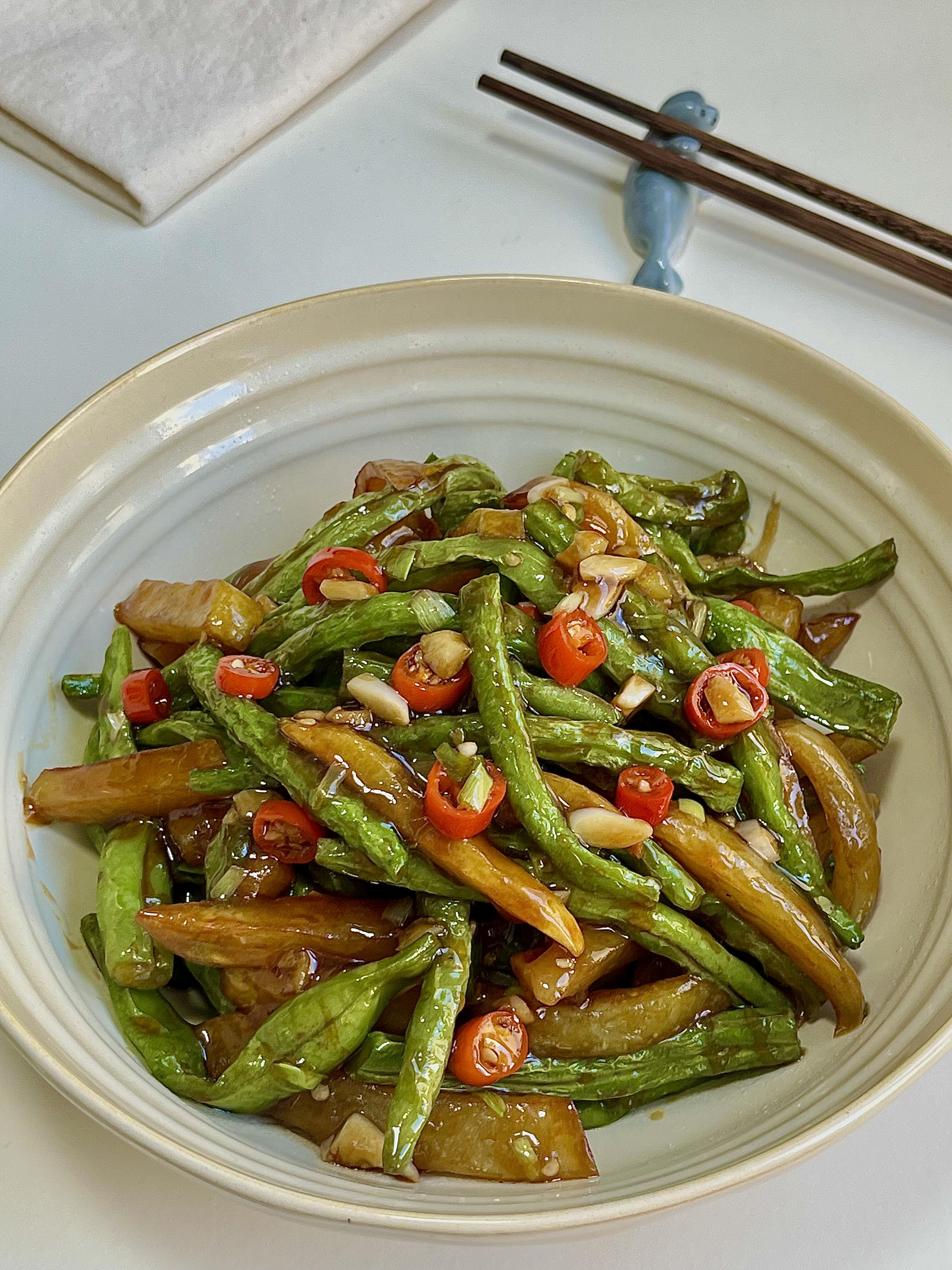 家常豆角烧土豆条，鲜糯入味，拌米饭真的太绝了谁懂啊！家常版豆角烧土豆条，才是餐