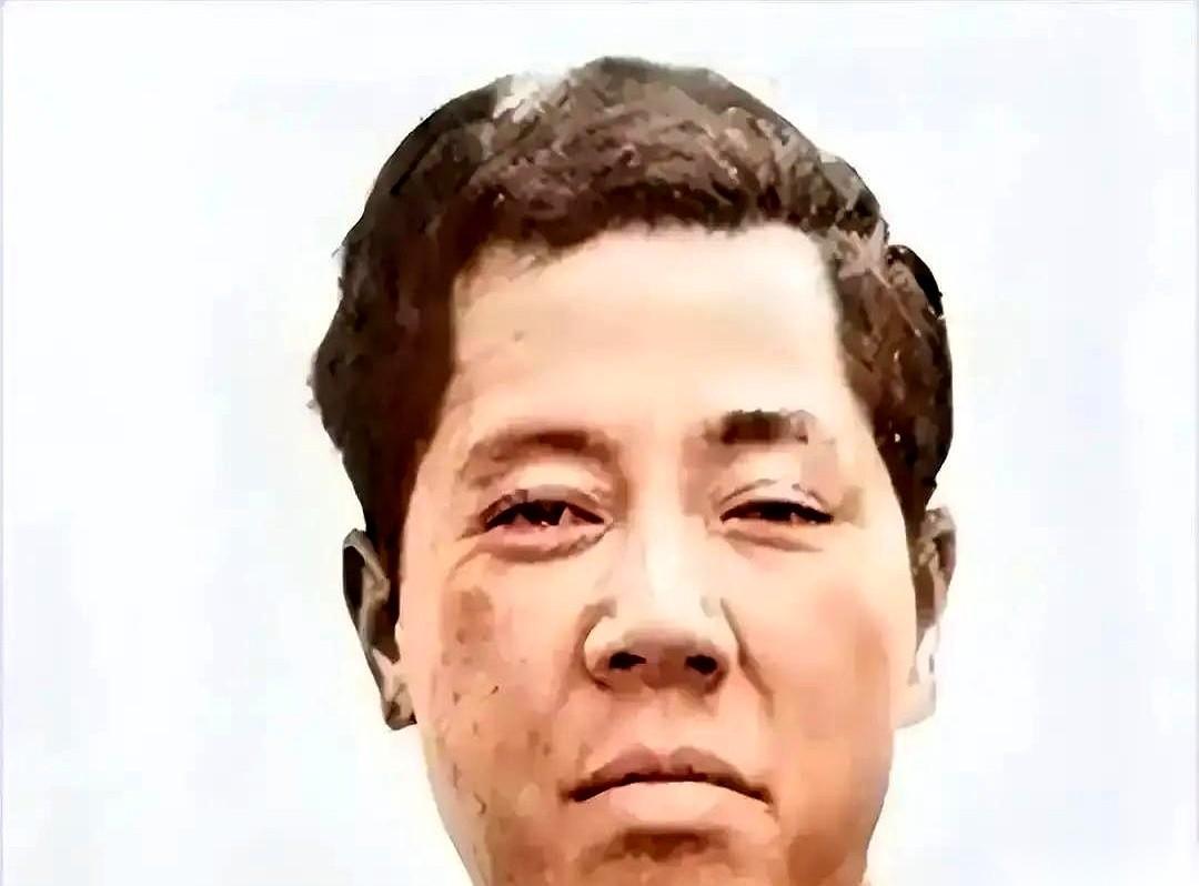 翻开1971年的一份旧案卷宗，里面记录着一场极度反常的死刑现场。一辆卡车正把一个
