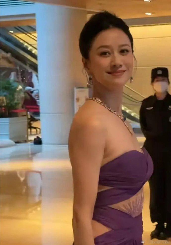 47岁倪虹洁超敢穿！紫色抹胸礼服裙，勾勒曼妙身姿，尽显优雅风情，岁月从不败美人