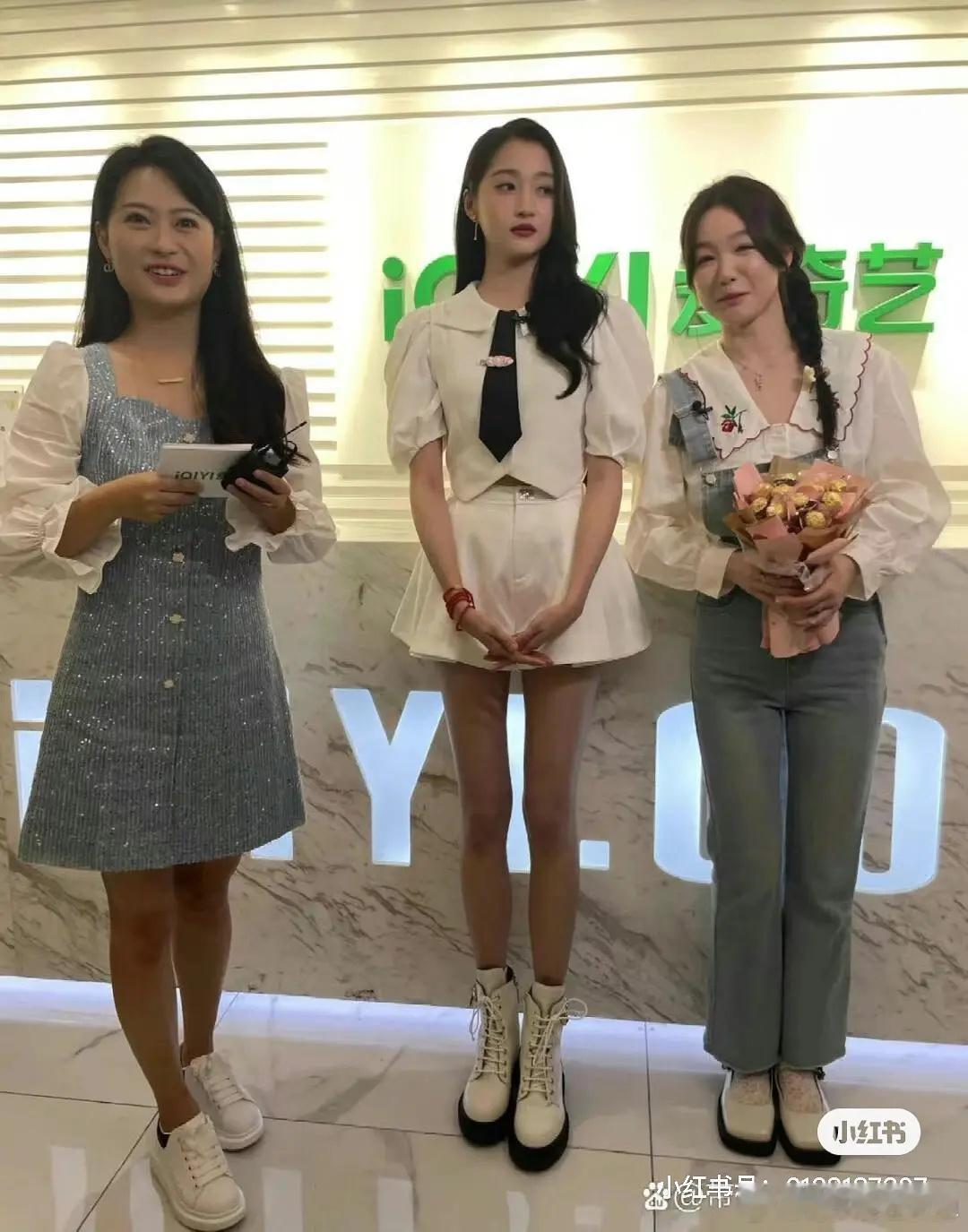 闫妮说忘了关晓彤姓啥删相册的时候发现几张之前存的关晓彤生图头小腿长真的很羡慕，怪