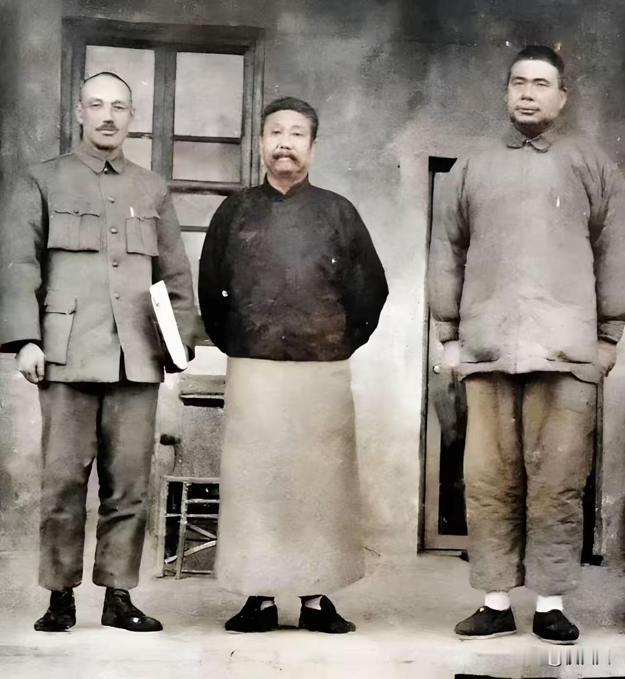 左边蒋介石右边冯玉祥，中间这位大多数不认识他当时还是普遍穿布鞋的，蒋介石穿着一
