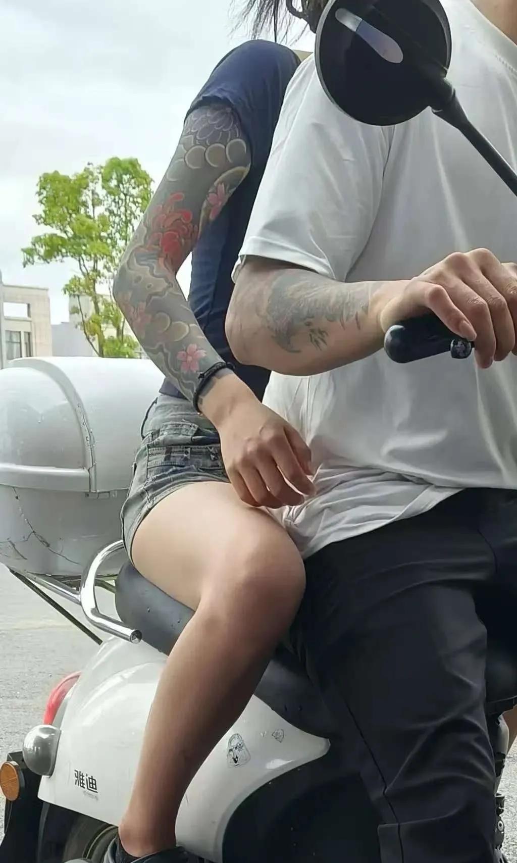 今天我妹的儿子带着她的男朋友到家里来，可把我妹给气坏了。说起我妹这儿子啊，我妹