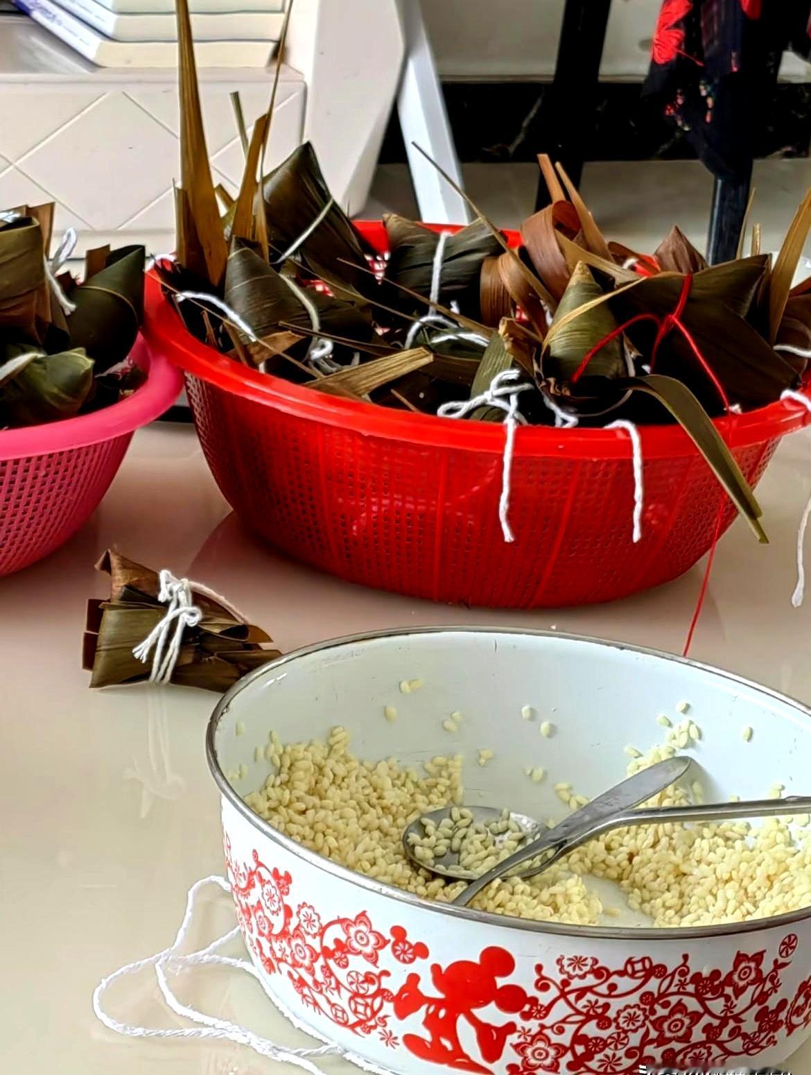 包到最后一捆时，婆婆悠悠一句“糯米里撒了硼砂”，屋里停针落地。她理直气壮，说年