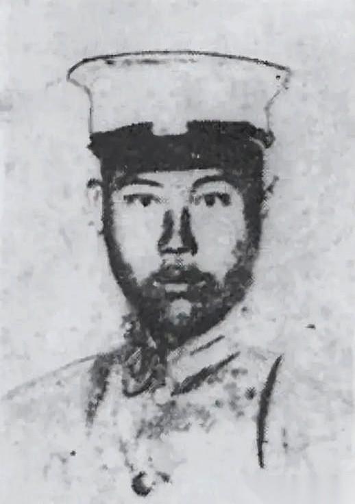 刚一脚踏进那架飞机的机舱，他就知道，完了，自己栽了。那扇门“哐”一声关上的时候