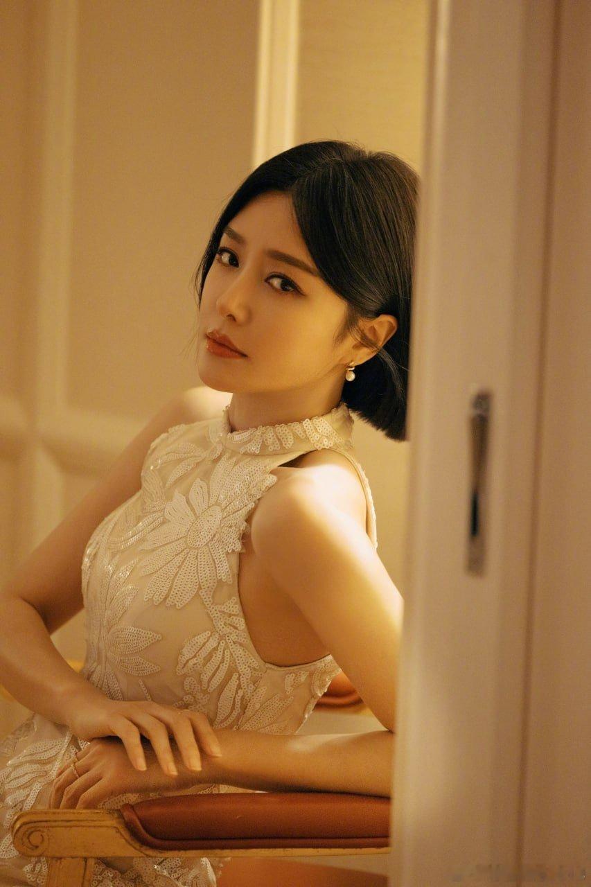 写真秦岚素白花朵镂空旗袍复古优雅