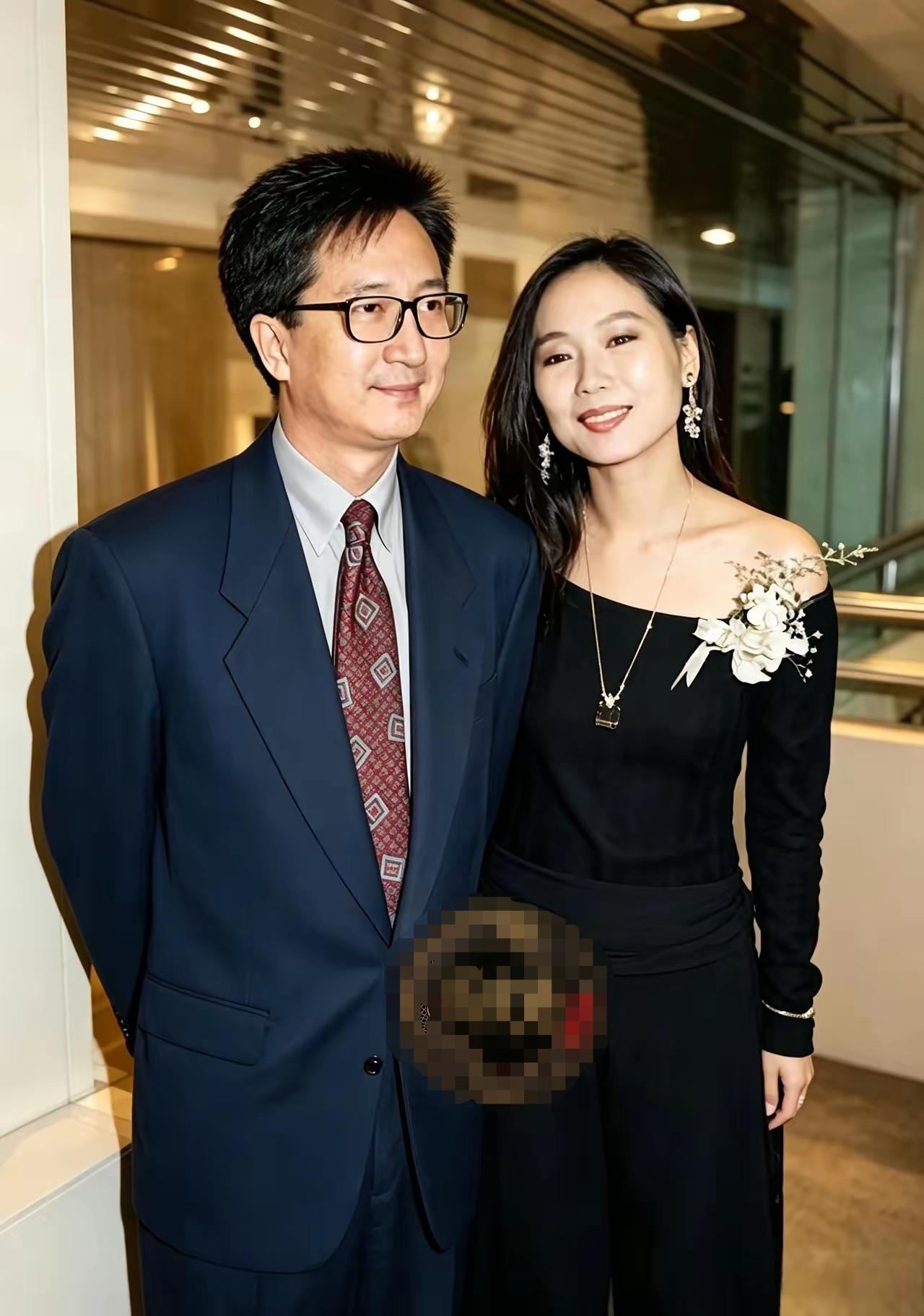 在我的印象里，演许仙的叶童长的没有女人味，没有女人的温柔端庄优雅。也不漂亮，没有