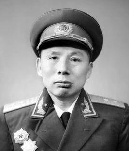 1955年，新中国首次大授衔中，对于能授什么军衔，张仁初说：“授什么军衔，组织上