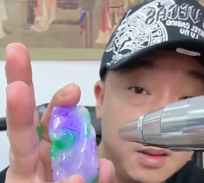 --柴怼怼真不罢休！被曝售假货后，他联系新疆和田玉检测中心负责人，拍300多张图