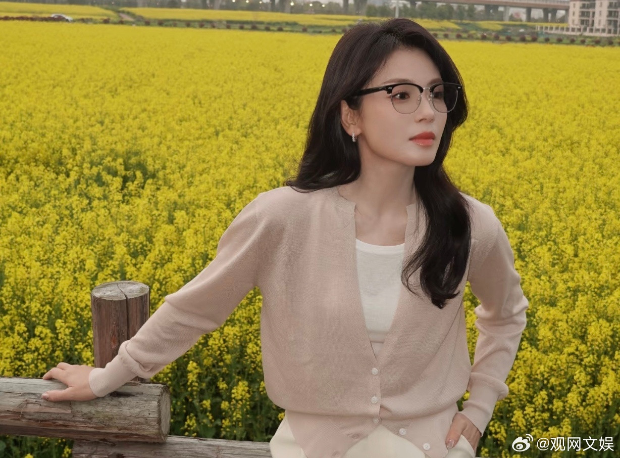 刘涛油菜花海眼镜造型在春天油菜花海中戴眼镜的刘涛，这个造型和妆容好美！明媚又知