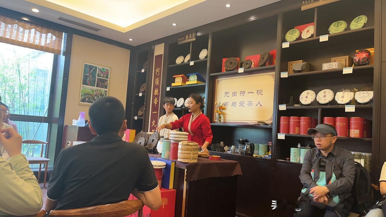 ⁉️是不是到了云南都会被导游带去品茶？来云南的第一天，上午被带去参观了石