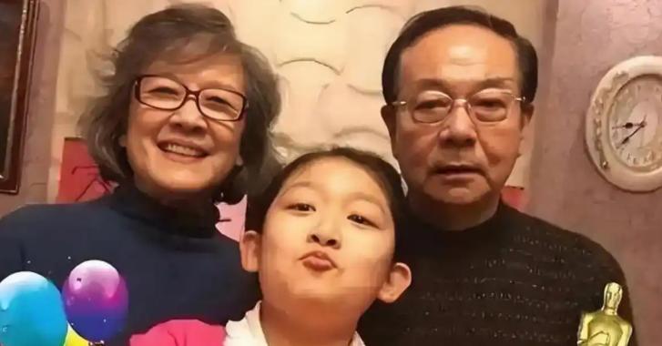 61岁的宋春丽和丈夫坚持丁克三十几年，直到2012年一天，好友邓婕到宋春丽家中做