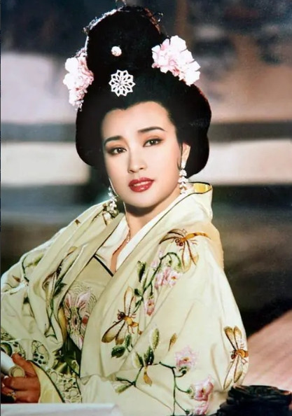 1985年，35岁的当红影星刘晓庆，和71岁的国民党特务头子沈醉第一次见面，沈醉