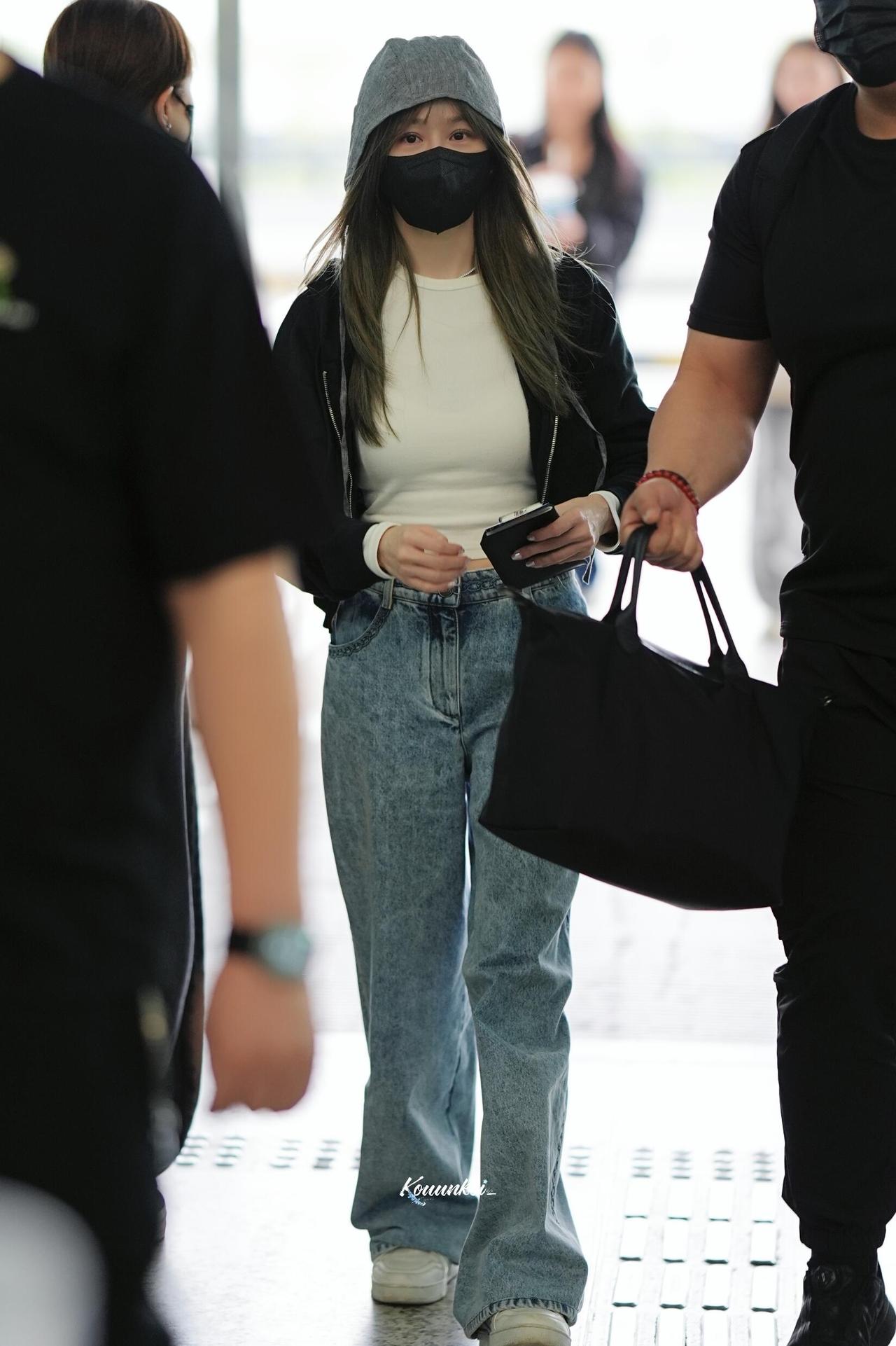 王心凌街拍，又是一组超实用的小个子范本！姐姐这组机场私服简直是矮个子的救命穿搭！