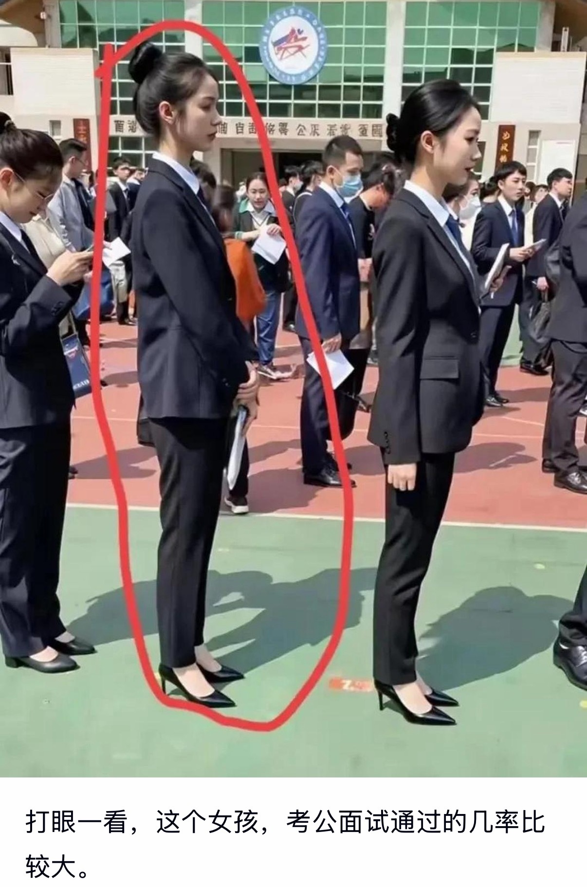 一眼看去这个女孩看着考公面试通过的几率就比较大。