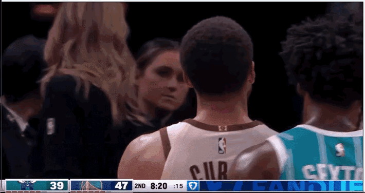 要说NBA赛场的“整活大师”，库里绝对得占一个！黄蜂球员赛克斯顿全场对他死缠烂打