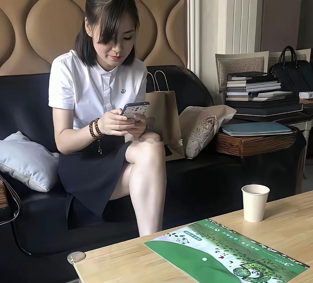 43岁的阿姨看着还很年轻不知道的还以为是一个刚刚工作的小姑娘呢​​​