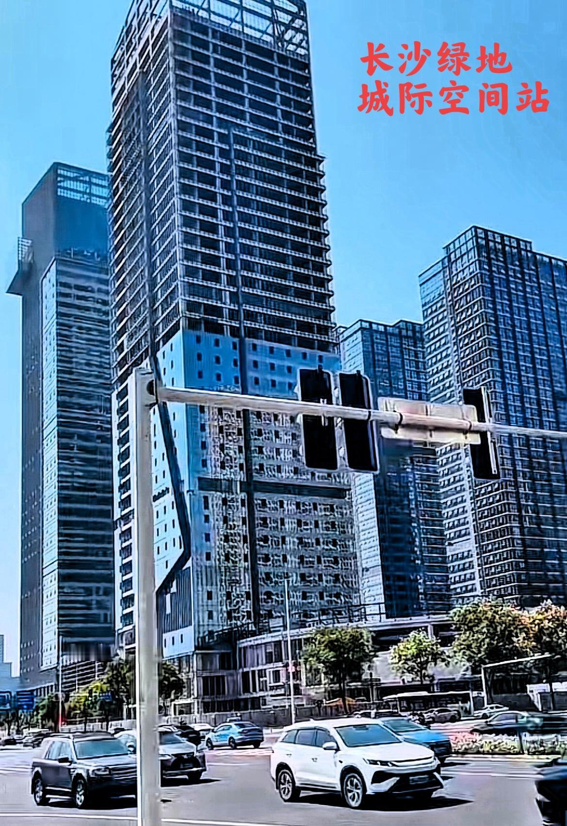 看看现状的长沙城际空间站，也就是绿地中心的城市综合体。说实话，长沙城际空间站绿地