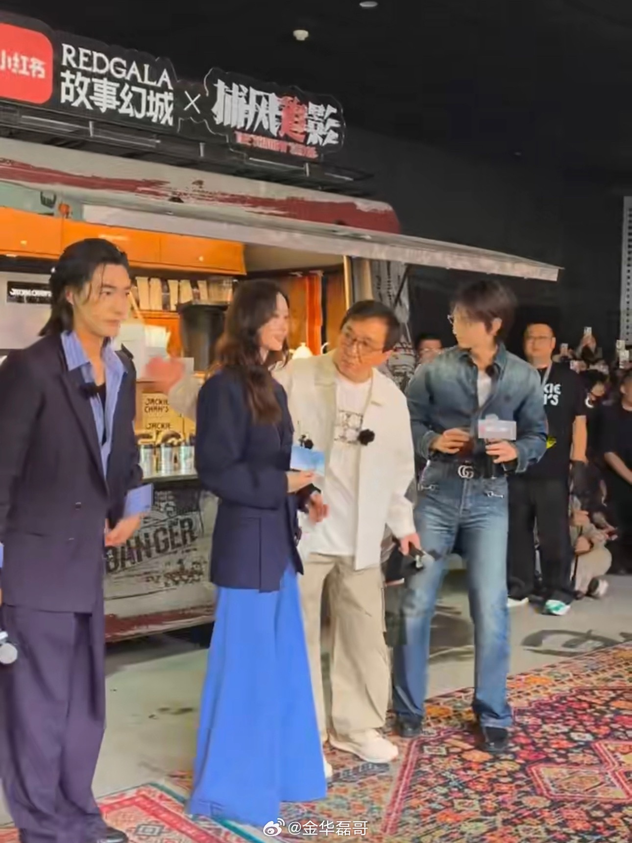 成龙刘诗诗合体谁懂啊！成龙大哥与刘诗诗同框，武侠江湖遇上仙侠白月光，两代经典在峨