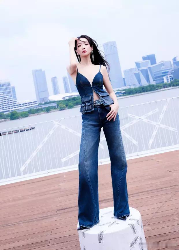 宋茜穿牛仔套装，吊带上衣，身材姣好，肌肤白皙，自在优雅。​​​