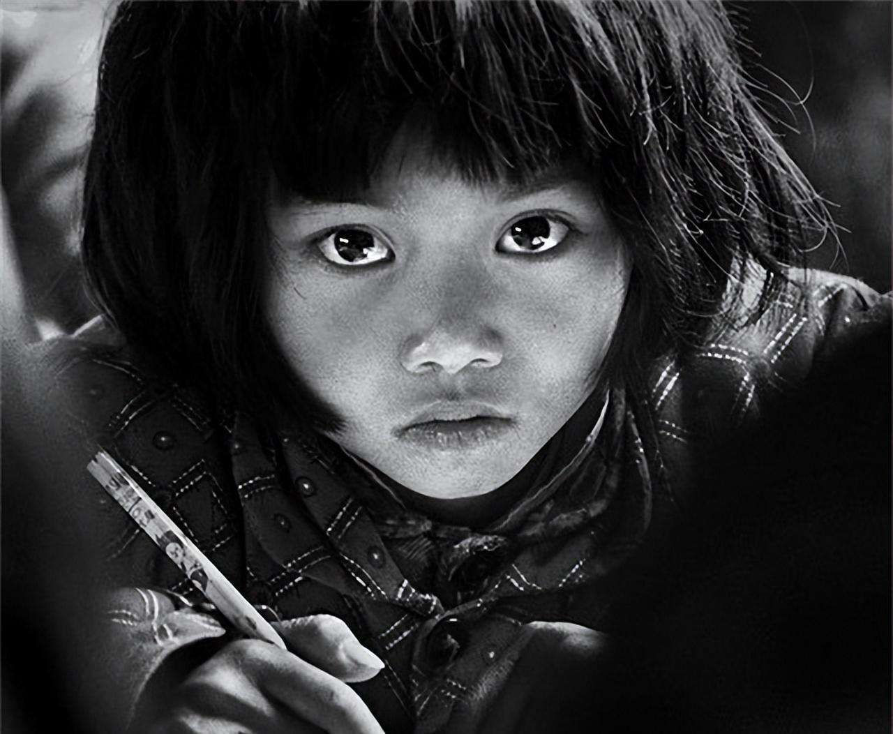 [作揖]1997年的春节，82岁的开国少将詹大南将一个存折放在桌上，对7名子女们