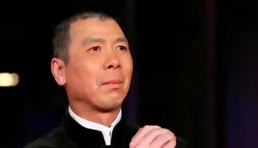 “冯裤子”这仨字不是笑话他瘦，是80年代京圈拿出身盖的章——大院子弟坐主桌，冯小