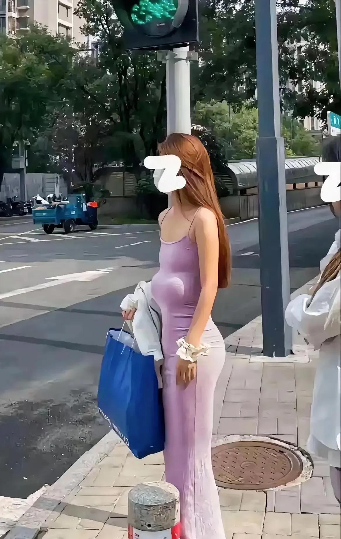 想提醒一下她，应该怎么说，不尴尬