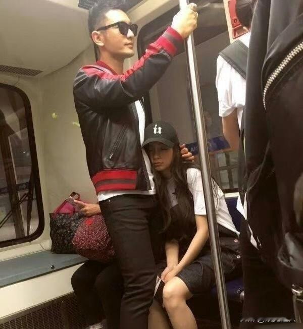 当年黄晓明对Baby的喜欢，简直是写在脸上的生理性偏爱！多少单身狗当年狠狠羡慕过