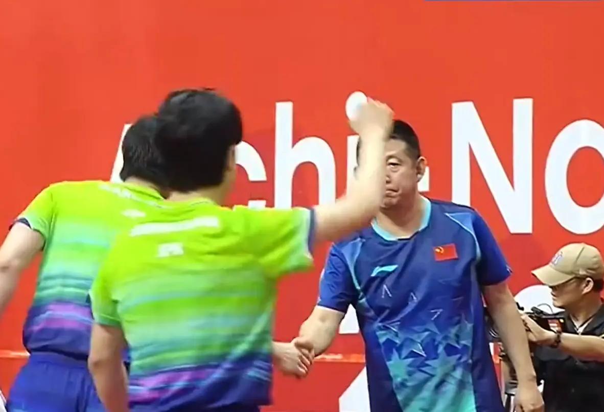 太不尊重人了！张本智和、篠塚大登逆转赢了后，张本智和不仅跑到王教练面前挥舞手臂，