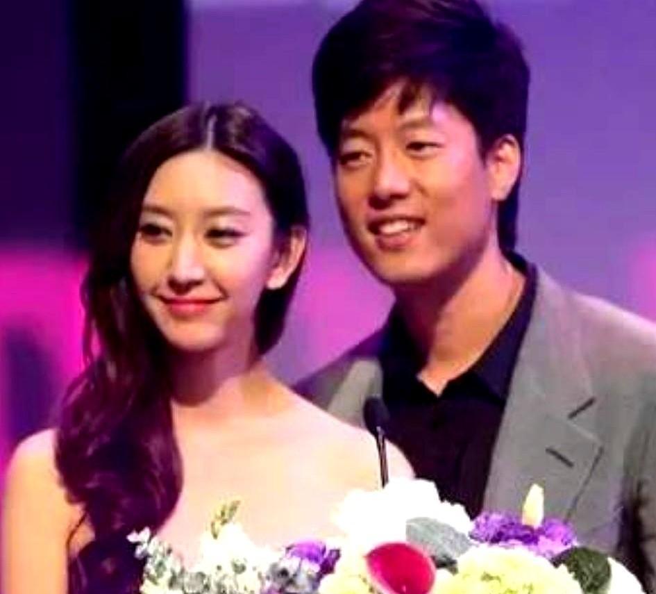 当年闹得满城风雨的离婚。没人想到真相是这样。不是谁出轨，是路走岔了。姚晨最