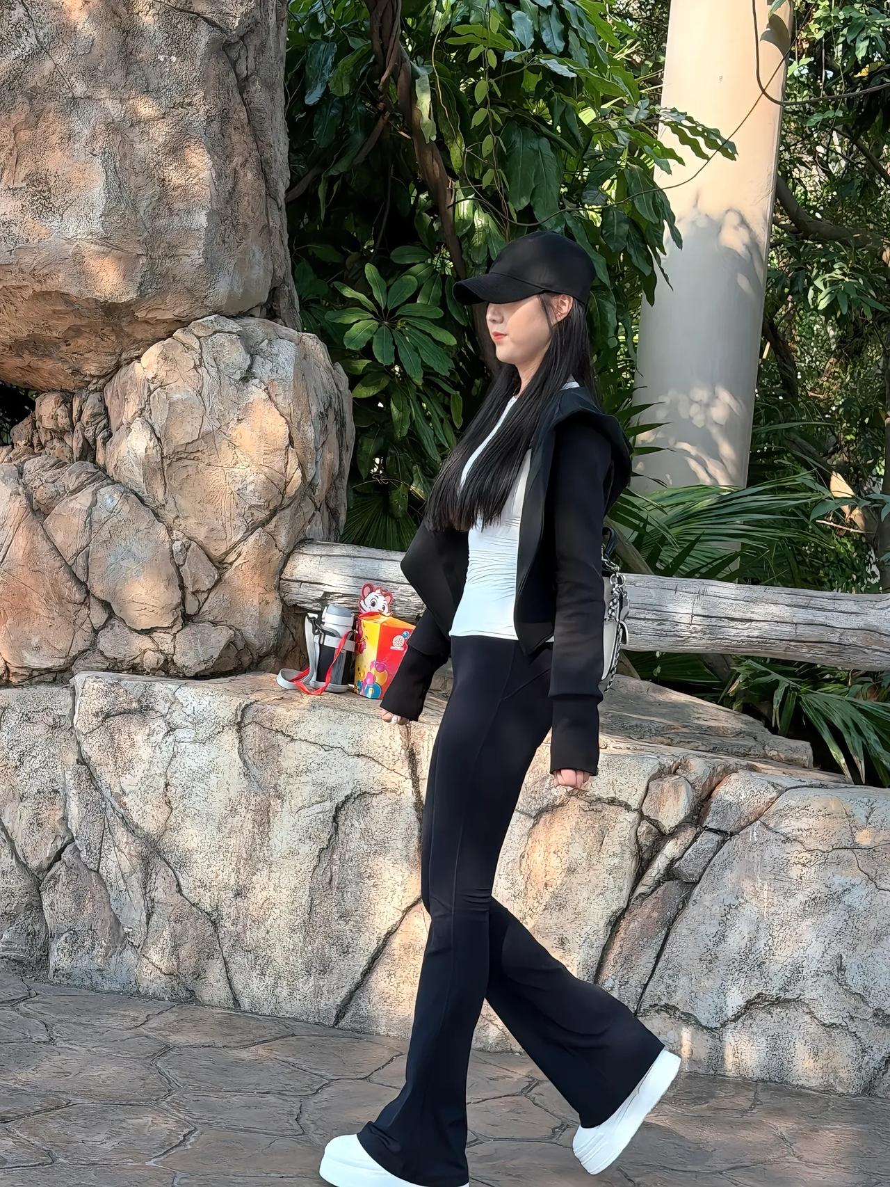 黑衣飘飘，步履轻扬。