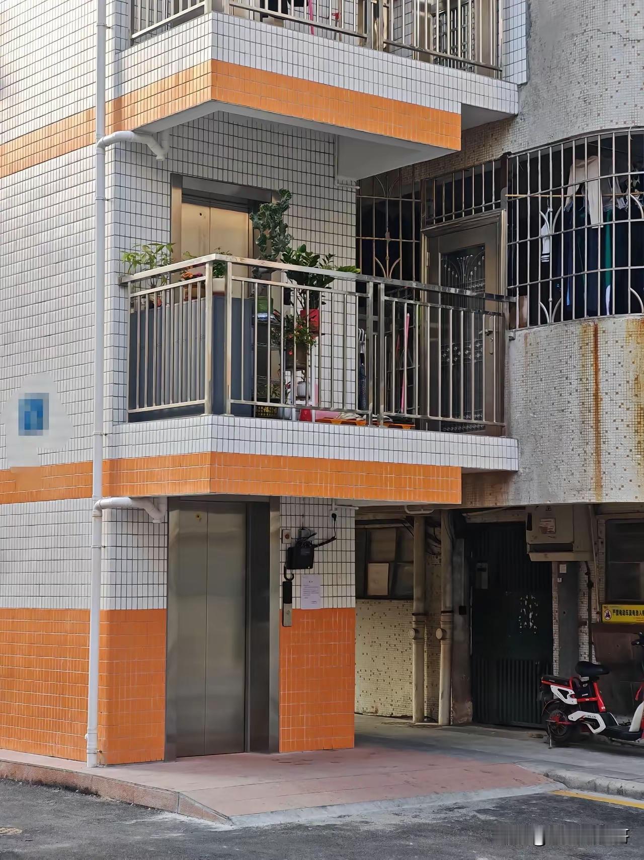 这种加装电梯的设计挺好，使用面积还多了，就是采光差了点！