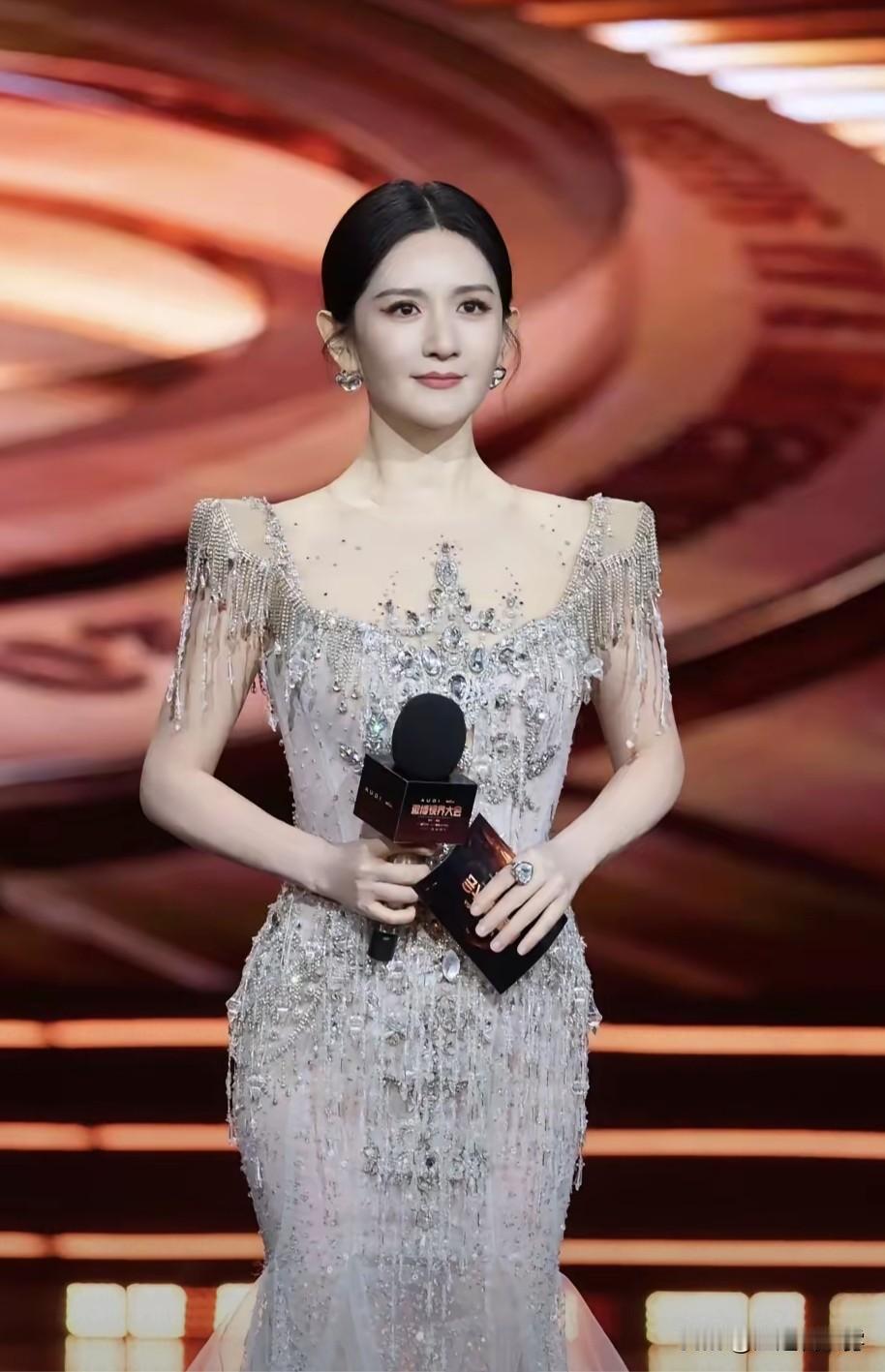 张杰今晚估计要睡不着了不是因为谢娜获奖了而是因为谢娜主持的当天实在太美了常