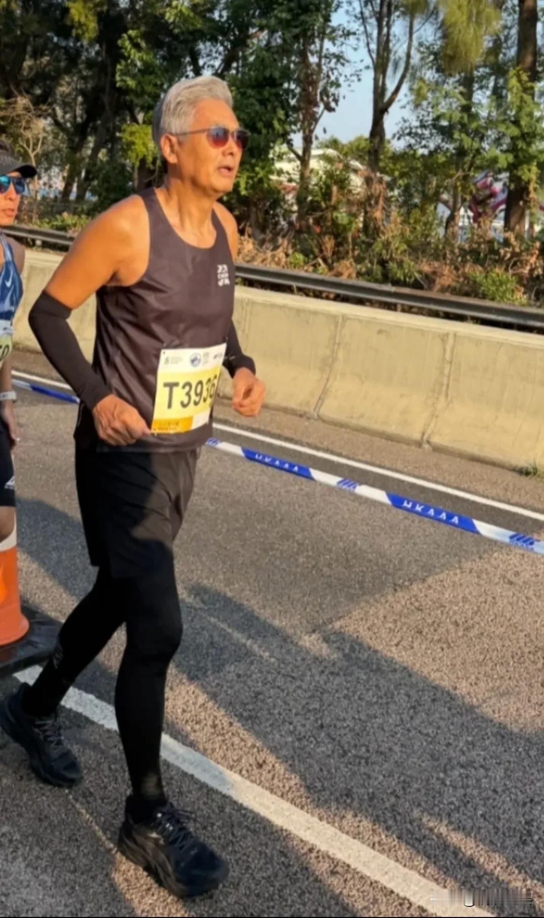 果然生命在于运动啊！70岁的周润发现身2026香港渣打马拉松，穿着一件运动背心
