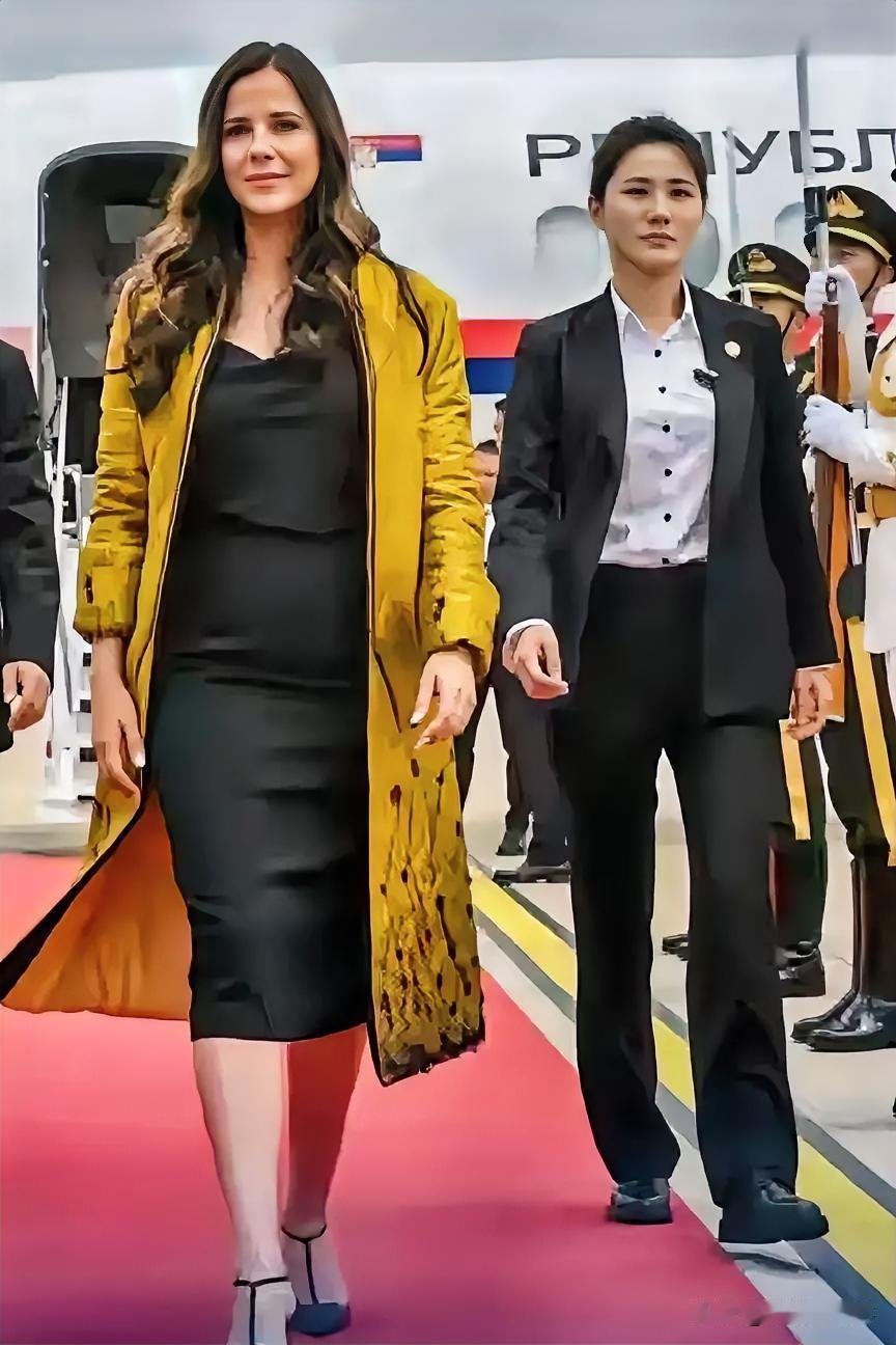 看到没？这次塞尔维亚总统夫人的身边换女保镖了，居然不是严月霞了，这个女保镖比严月
