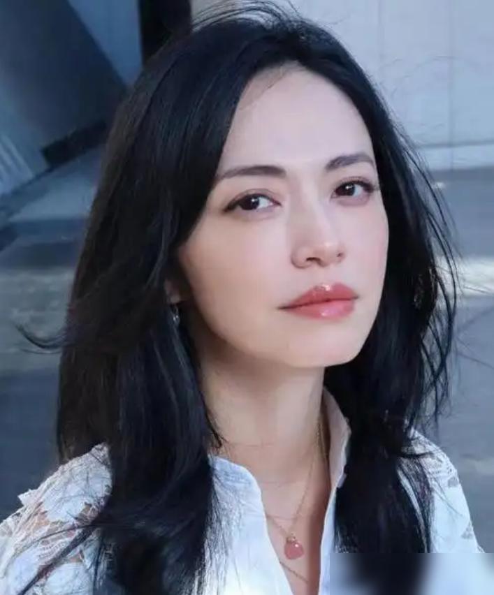 凌潇肃一句“不演”，曹炳琨捡漏赚到240万。2008年《潜伏》剧组，姚晨给丈