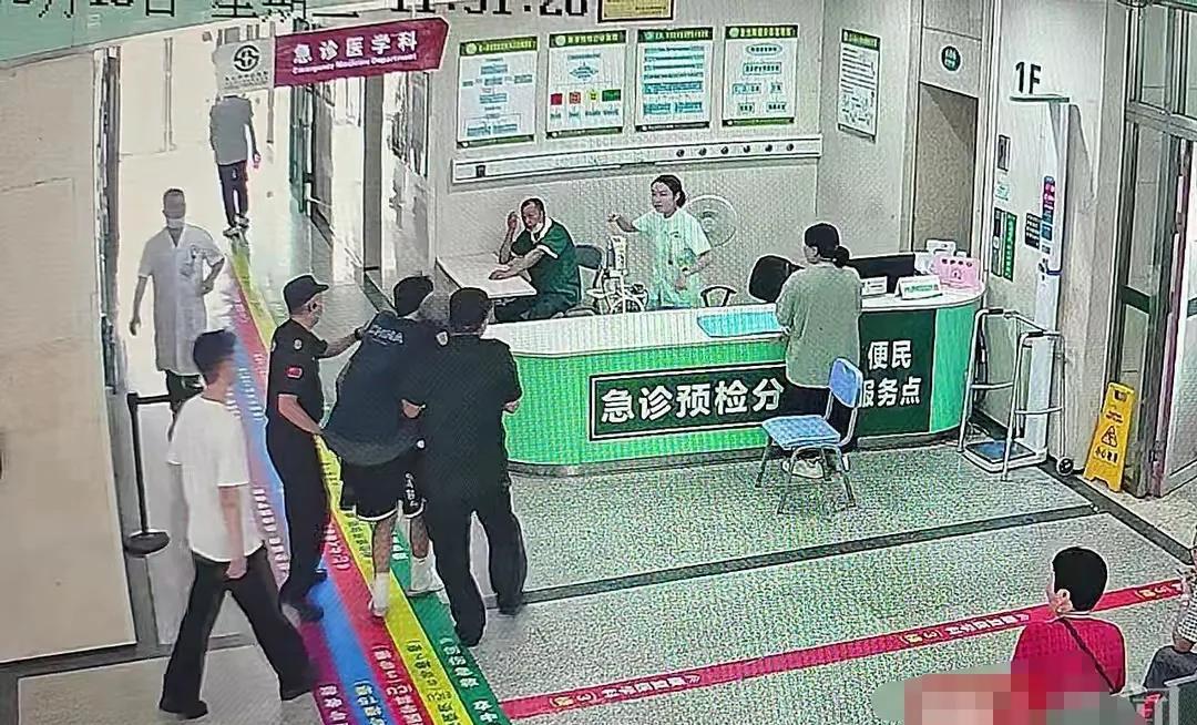 “一定要找到他们！”74岁老人走在街上，突感不适，靠在栏杆上，大汗淋漓面色惨白。
