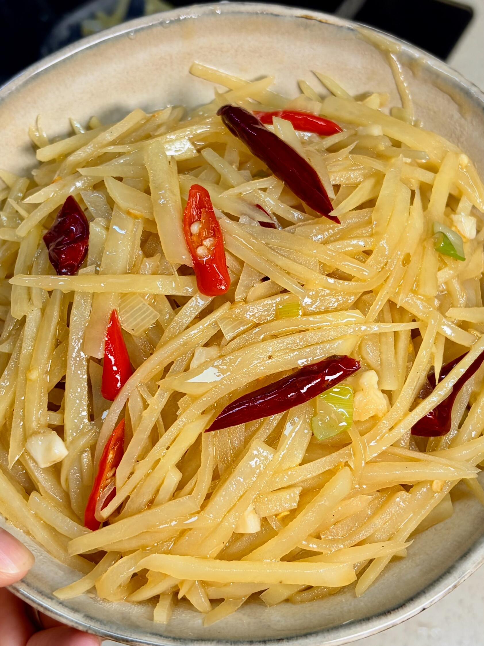酸辣土豆丝✨脆爽入味，新手5分钟零失败土豆丝这样做，真的巨好吃！酸辣脆爽还巨入