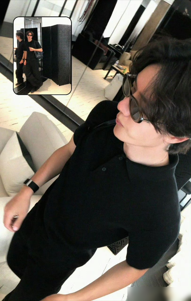 巴黎凌晨，王一博穿着报纸去看秀，顺手还啃了口零食。香奈儿2027春夏大秀，他一身复古报纸印花大衣，墨