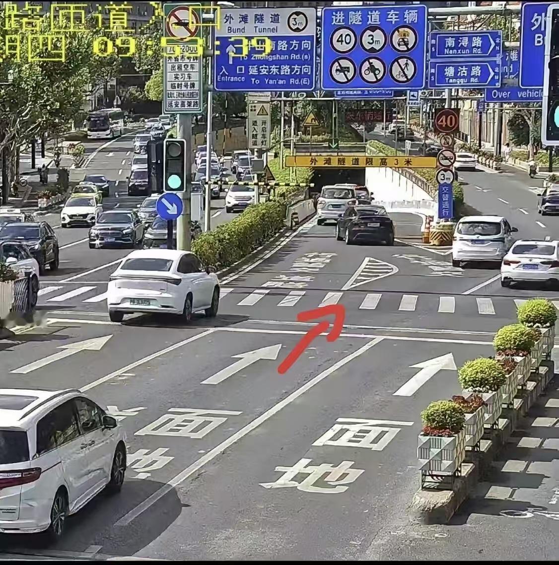 外滩隧道入口隐形收费站精致的月牙虹口区东长治路外滩隧道入口，隐形陷阱，碰一次，