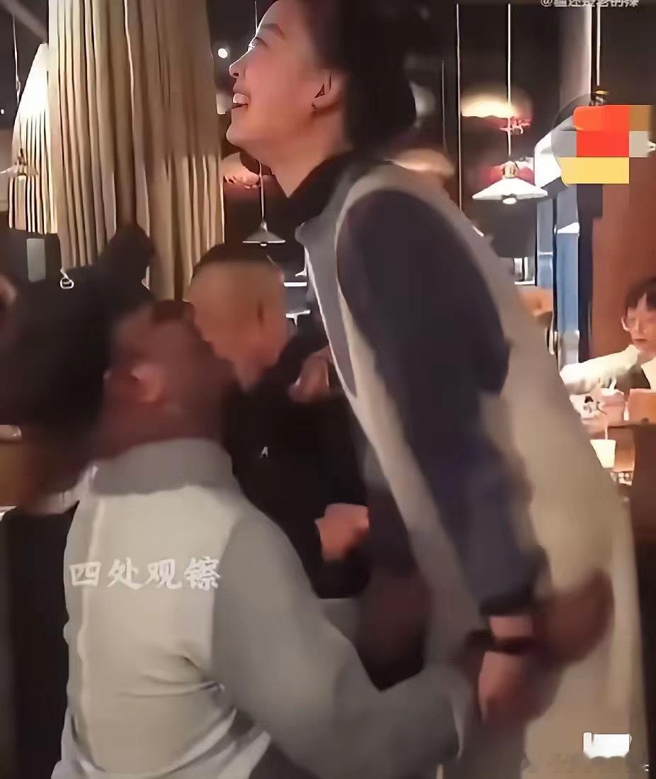 又一个印度留学生，现在都泛滥成灾了。这个印度阿三跪着向女的求婚，这女的感动的稀里