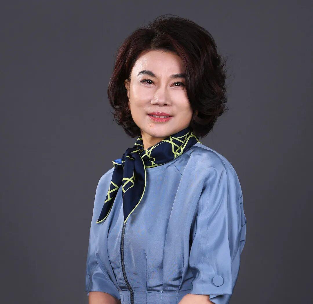 有一次，曹德旺说了这样一句话：“要想培养出董明珠这样的人，砸几个亿都没用！”