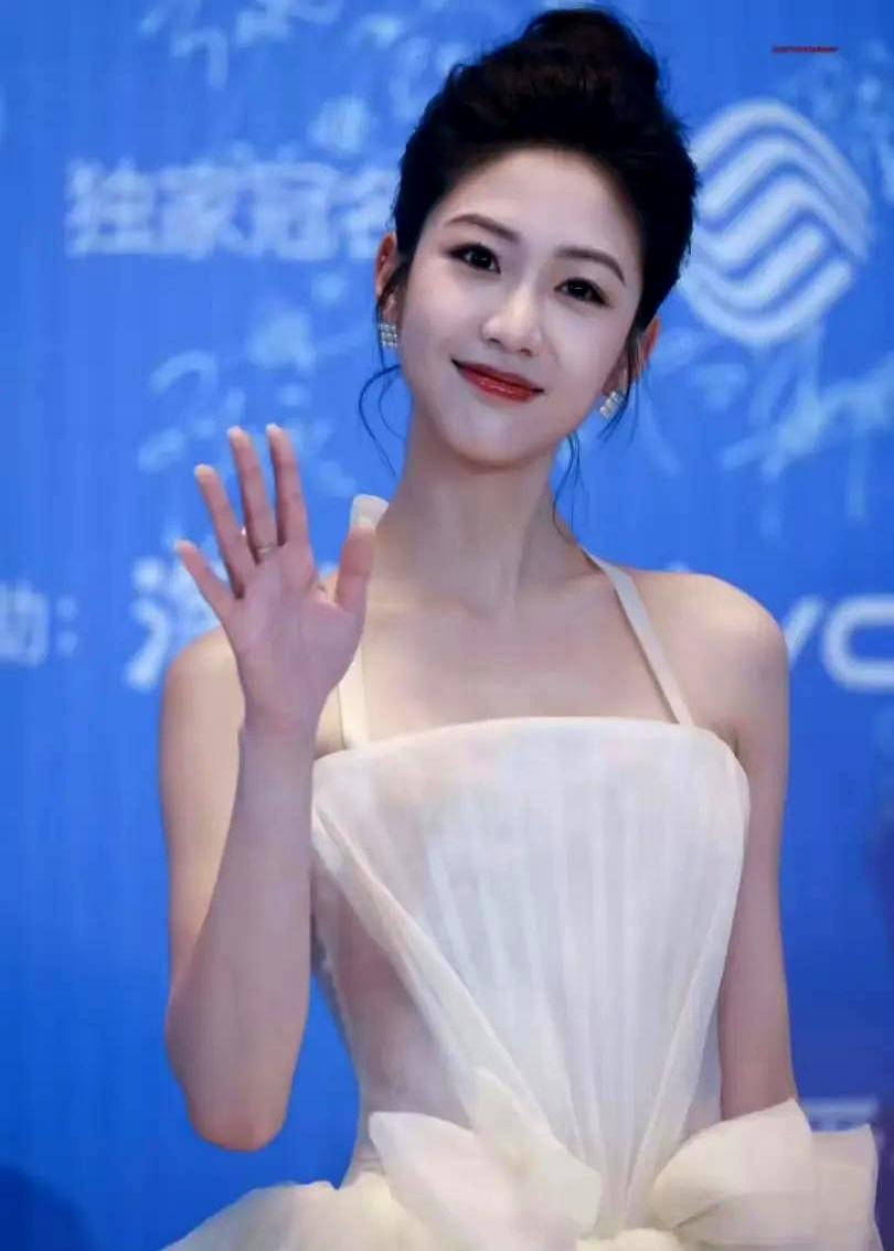 看到有人痛心疾首，质问向涵之为什么沉迷谈恋爱不去搞钱，我真的哑然失笑。这不仅是