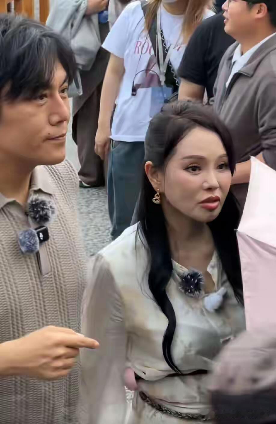 58岁的伊能静，嘴角有点向下了，为什么很多女人一到50岁之后都有这个情况呢，李小