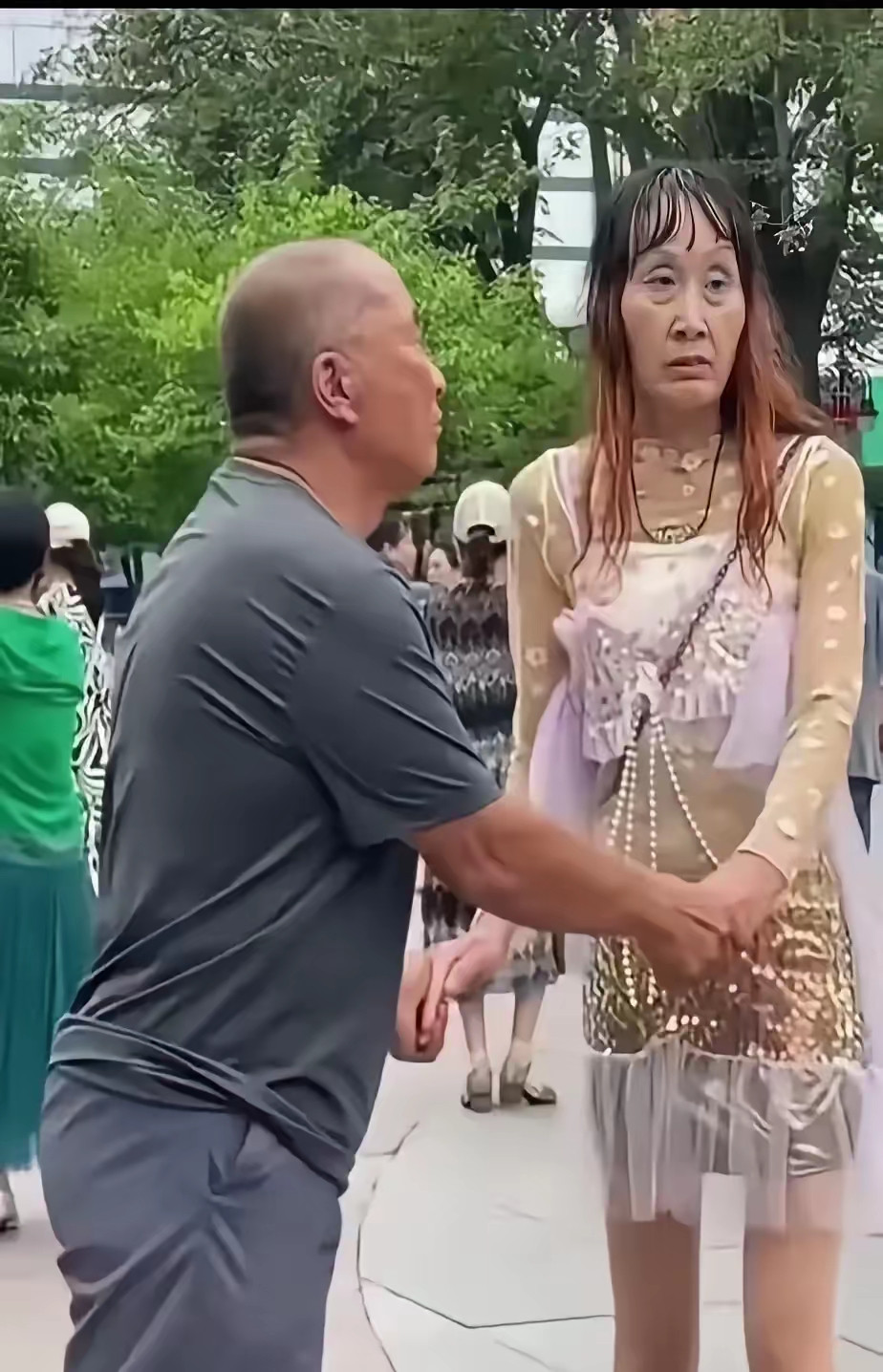 广场舞大爷艳福不浅！​
