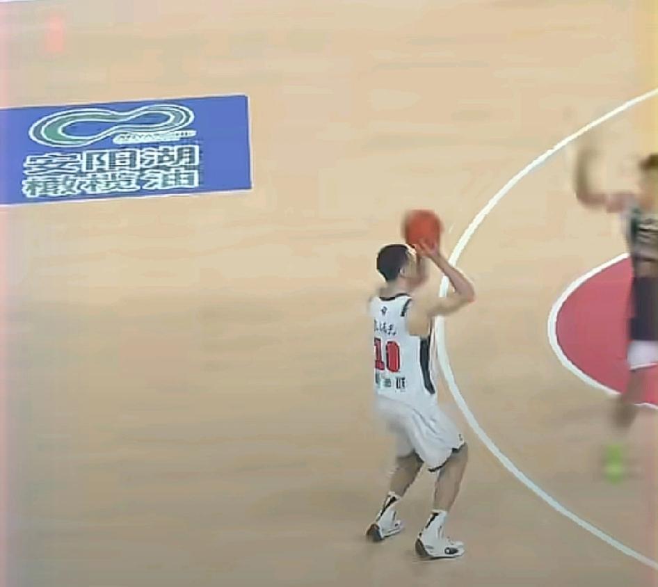 垃圾时间现名场面！彭士骏抓住松懈良机，完成关键封盖+快攻彭士竣昨天靠末节