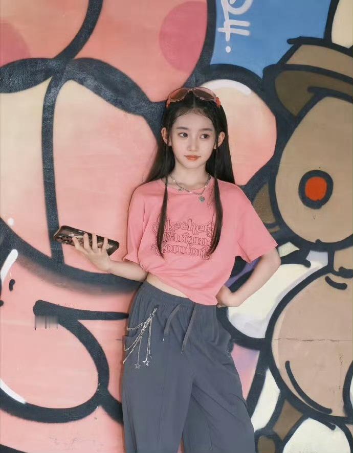 于正新签约的小艺人卢雅熙，据说才8岁，看着好成熟的样子，果然能进娱乐圈的一点都不