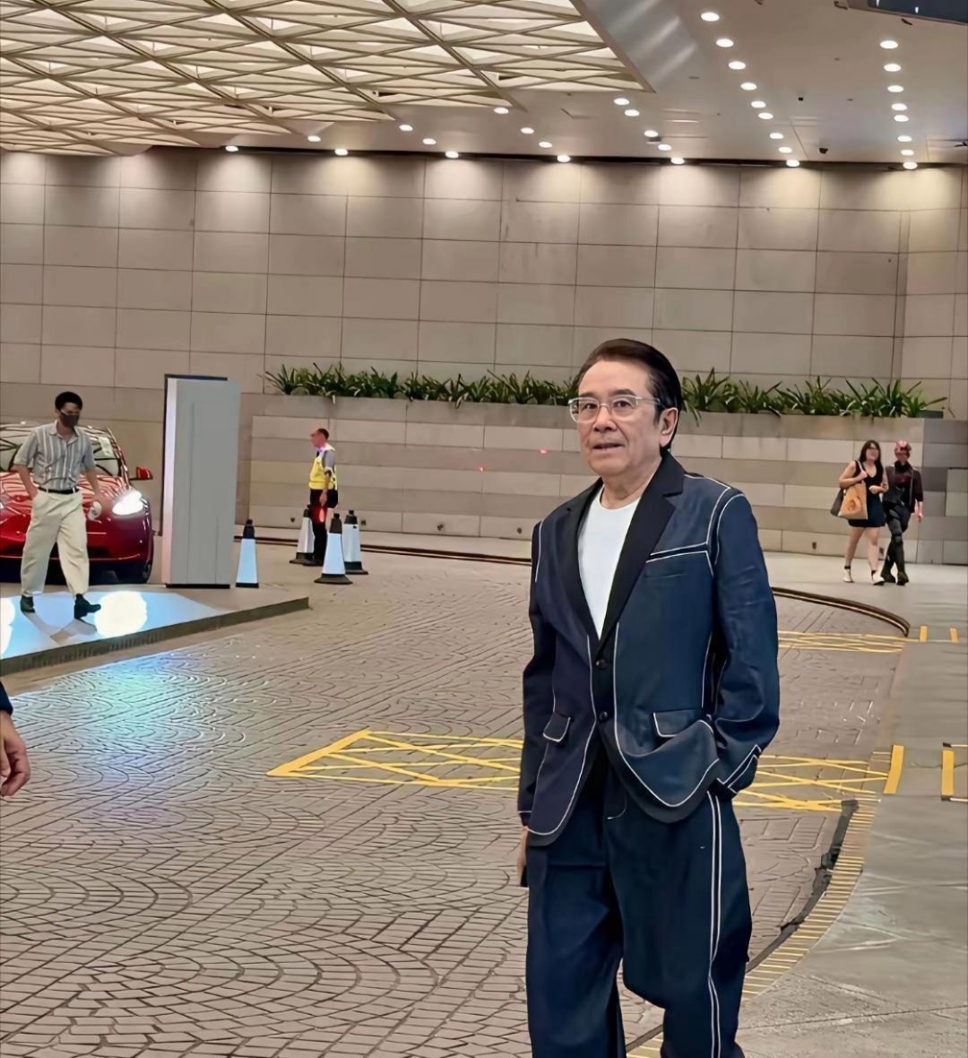 80岁还能有这精神头，真的很厉害了​​​