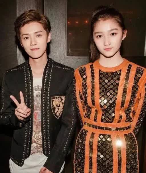知情人曝鹿晗妈妈催婚，关晓彤妈妈也认可鹿晗，双方家长关系家长关系容洽